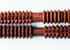 pencil jimmy: כלי עץ דמוי מוט עם בליטות שונות
