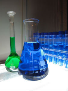 מבחנות וצנצנות מעבדה כסמל למחקר מדעי